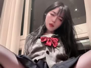 Linda chica asiática ropa interior de seda burlándose