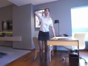 Secretaria de uniforme de seda negra modelo china en el hotel