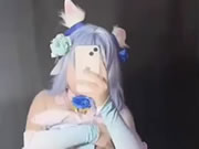 Linda chica se toma selfie metiendo los dedos en su coño