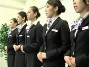 La azafata de Japón demuestra los procedimientos adecuados de RCP
