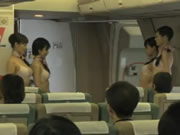 Asistente de vuelo japonés en ropa interior