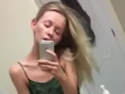 Rubia pequeña adolescente jugar con el coño