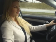 Carol Goldnerova tetas fuera conduciendo coche